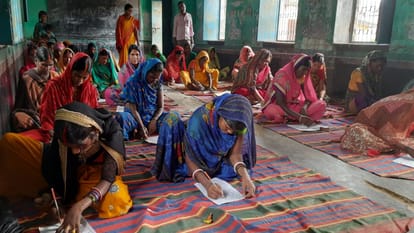 Bihar News: सास-बहू ने एक साथ बैठ कर दी महापरीक्षा; बच्चों से मिली सीख तो 55 साल बाद पकड़ी कलम mother-in-law and daughter-in-law gave Mahapariksha together in Nalanda; Pen caught after 55 years