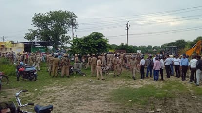 पुलिस पर हमलावर हुए सत्संगी: आगरा में अवैध कब्जा हटाने गई टीम के सामने लाठी-डंडे लेकर पहुंचे, पुलिस ने खदेड़ा Satsangis started pelting stones at police administration team who gone to remove illegal encroachment in Agra