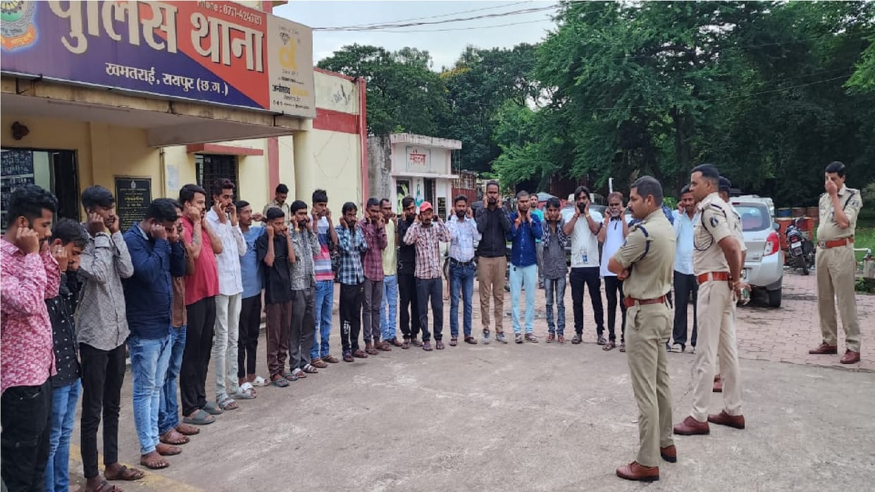 Raipur: CSP organized a parade of 250 goons and miscreants in police station