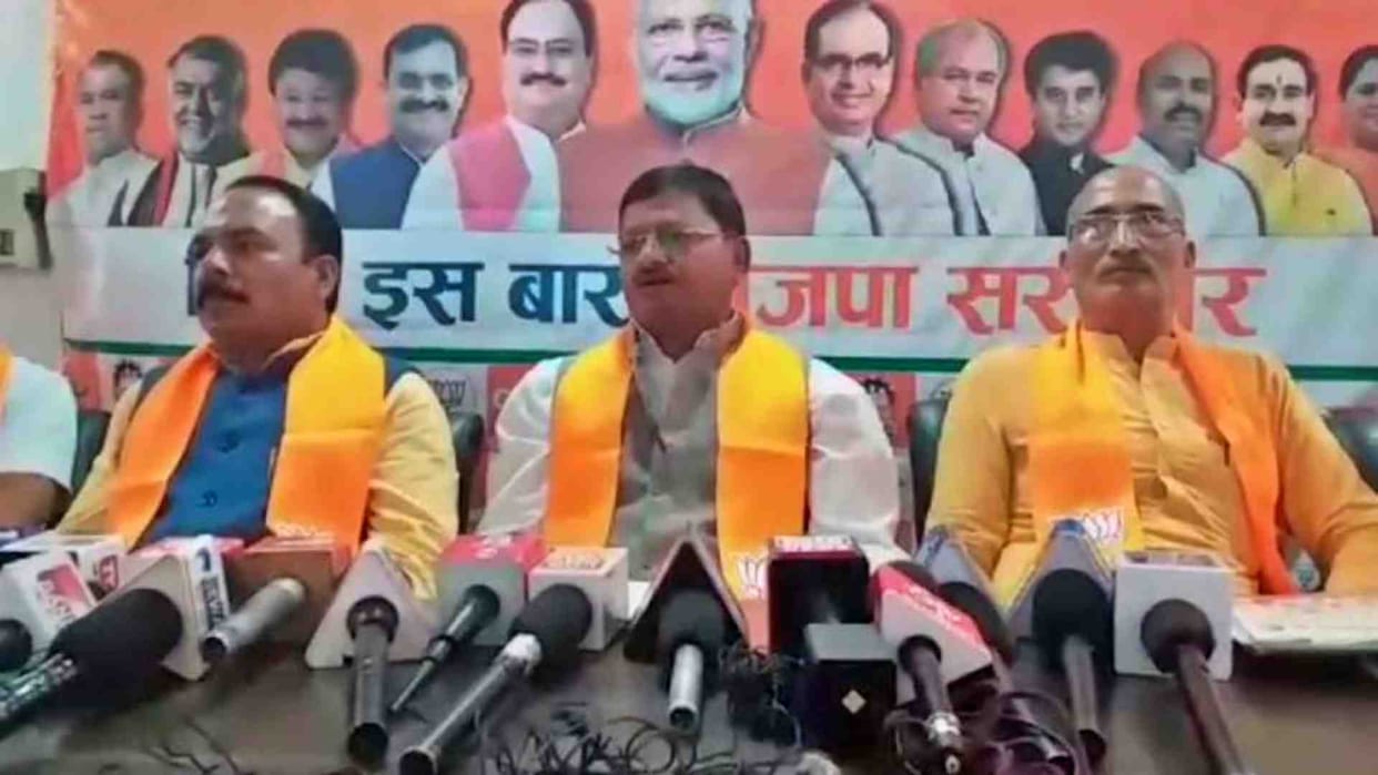 Lights cut off during press conference of BJP Mayor Yogesh Tamrakar in Rewa