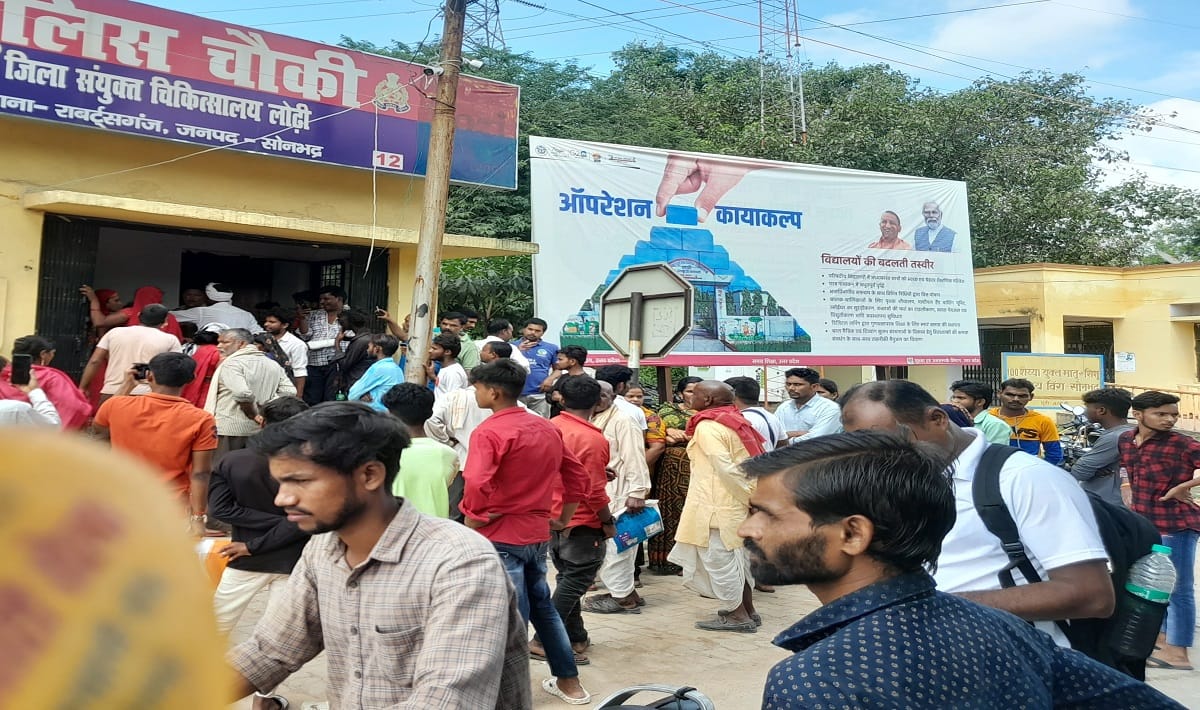 inspector saved his life father who murdered his son was beaten fiercely by angry mob in sonbhadra