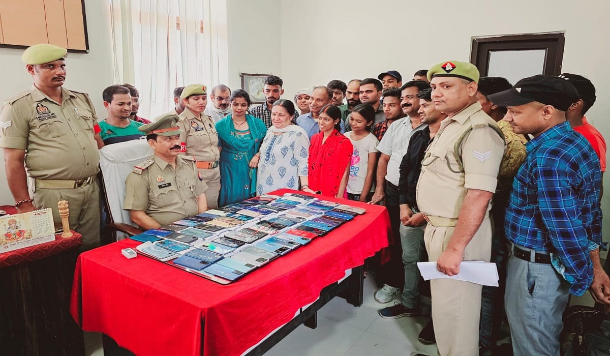 GRP Varanasi recovered 58 missing or stolen mobile people smile on their faces after getting phones back