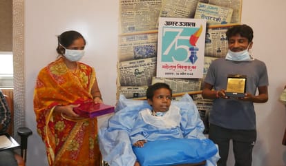 Amar Ujala honored those who gave life to tea seller daughter who admitted in BHU for one and half years
