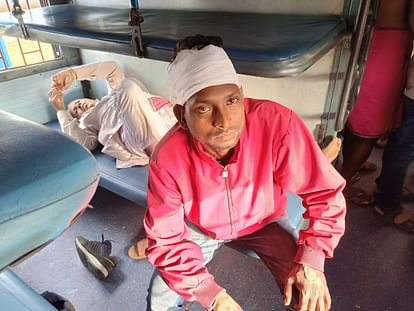 चलती ट्रेन में डकैती: कई राउंड फायरिंग, दुधमुंहे बच्चे को उल्टा लटकाकर धमकाया, पीड़ितों की जुबानी खौफ की कहानी Robbery in sambalpur jammu tawi express infant threatened by hanging upside down story in words of vic