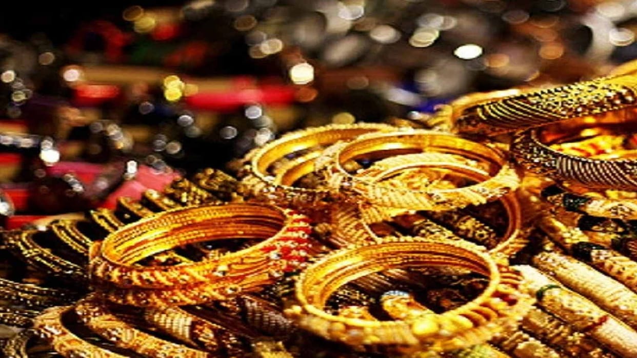 Husband turns out to be a thief, steals wife's jewelery and sells it to goldsmith