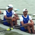 स्वर्ण पदक जीतने वाली शूटिंग टीम (बाएं) कांस्य जीतने वाली नौकायन टीम (दाएं)
