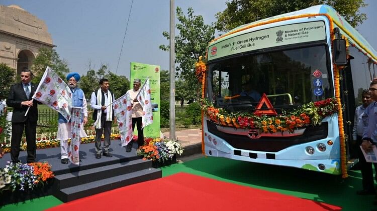 Hardeep Singh Puri launches first Green Hydrogen fuel cell bus