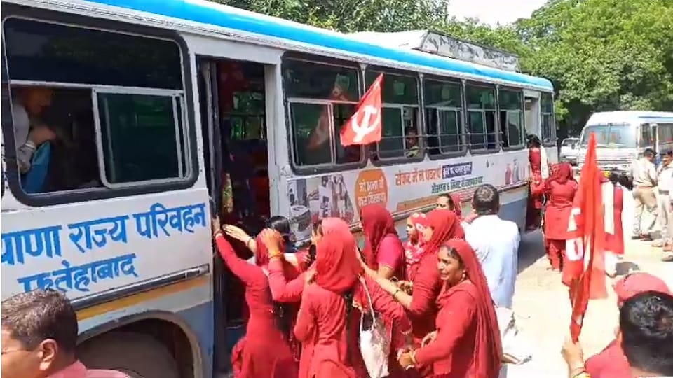 Jail bharo movement started in Fatehabad, Asha workers gave arrests, one worker fell unconscious