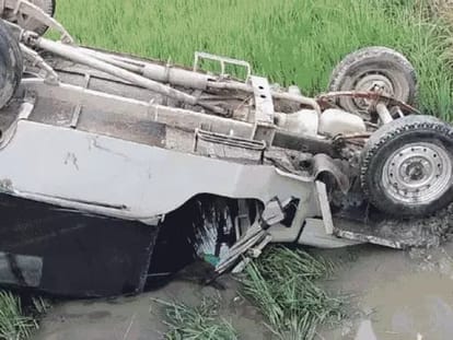 Bihar News : बेतिया में स्कूली वैन पलटी; 11 बच्चे घायल, 3 की स्थिति गंभीर, स्टीयरिंग फेल होने से हुई घटना Bihar News: School van overturns due to steering failure in Bettiah; 11 children injured