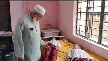 Bihar News : बेतिया में स्कूली वैन पलटी; 11 बच्चे घायल, 3 की स्थिति गंभीर, स्टीयरिंग फेल होने से हुई घटना Bihar News: School van overturns due to steering failure in Bettiah; 11 children injured