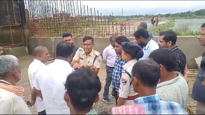 Bihar News : Villagers Stopped the construction of the railway line in Darbhanga.