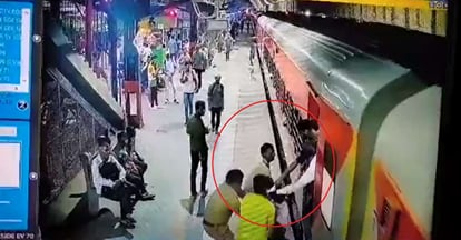 Video: गाजियाबाद रेलवे स्टेशन पर यात्री की बची जान, ट्रेन में चढ़ते समय बिगड़ा बैलेंस.... ऐसे बची जिंदगी person narrowly escaped death while moving train at Ghaziabad railway station viral video
