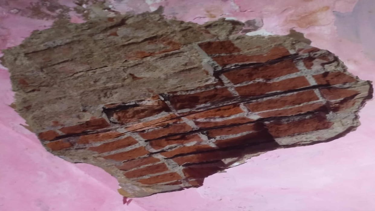 plaster of ceiling of house fell in gorakhpur