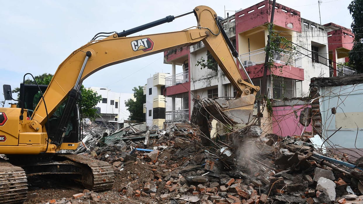 Bulldozer ran on municipal shops in Gorakhpur