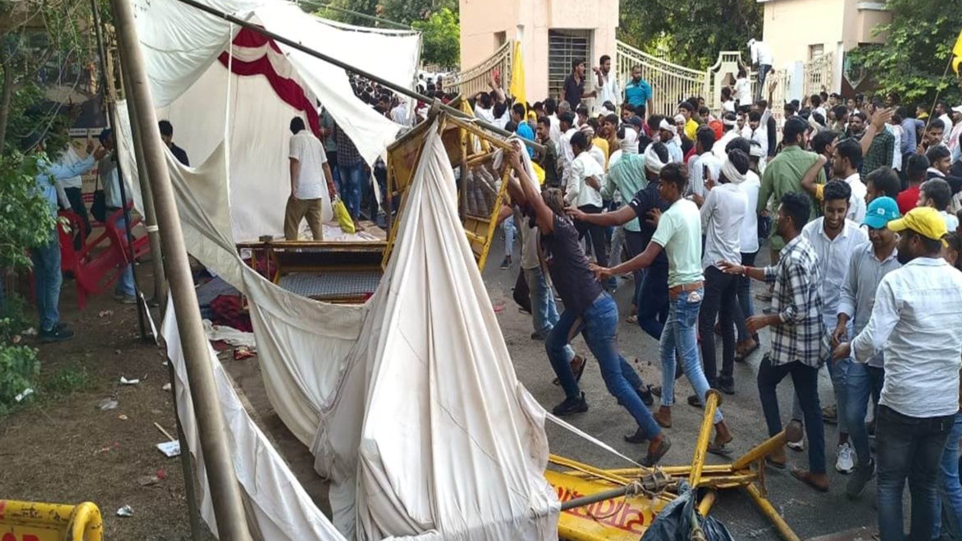 MP News: In Gwalior, stones were pelted on the vehicles of several officers including the Collector