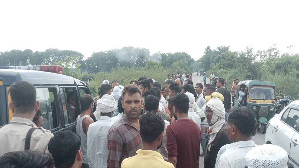 truck hit Wife dies and husband injured in bike accident in Bulandshahr