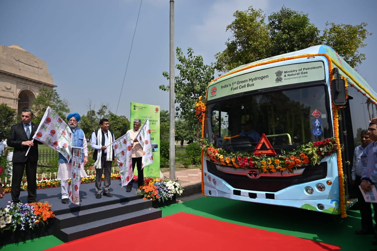 Union Petroleum Minister Hardeep Singh Puri launches India's First Hydrogen Bus in delhi