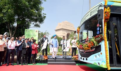 Union Petroleum Minister Hardeep Singh Puri launches India's First Hydrogen Bus in delhi
