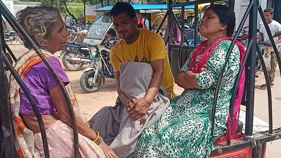 No vehicle get in the hospital to carry father dead body son took it on an e-rickshaw in hamirpur