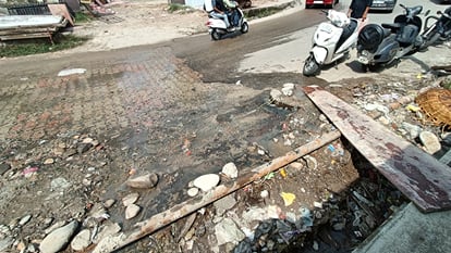 जम्मू: बाहु फोर्ट में हुआ धमाका, सीवर ब्लास्ट से 20 किलो का मेनहोल का ढक्कन डेढ़ फुट दूर गिरा Jammu: Sewer explodes in Bahu Fort 20 kg manhole lid falls one and a half feet away