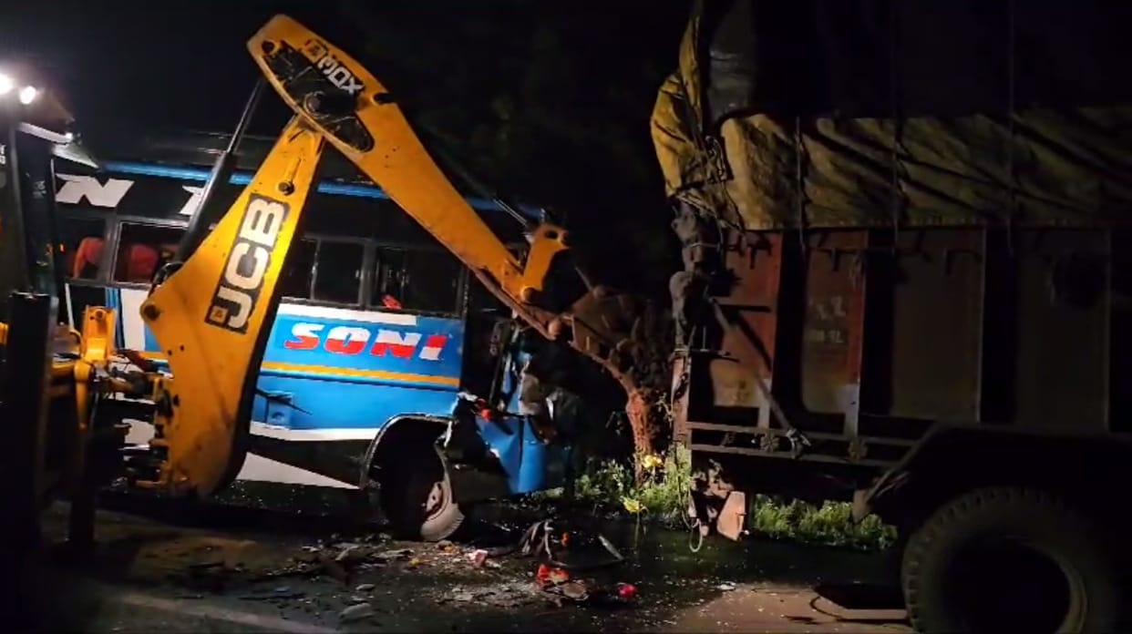 MP News: Bus of BJP workers going to Bhopal for Mahakumbh collides with a parked truck, 39 injured