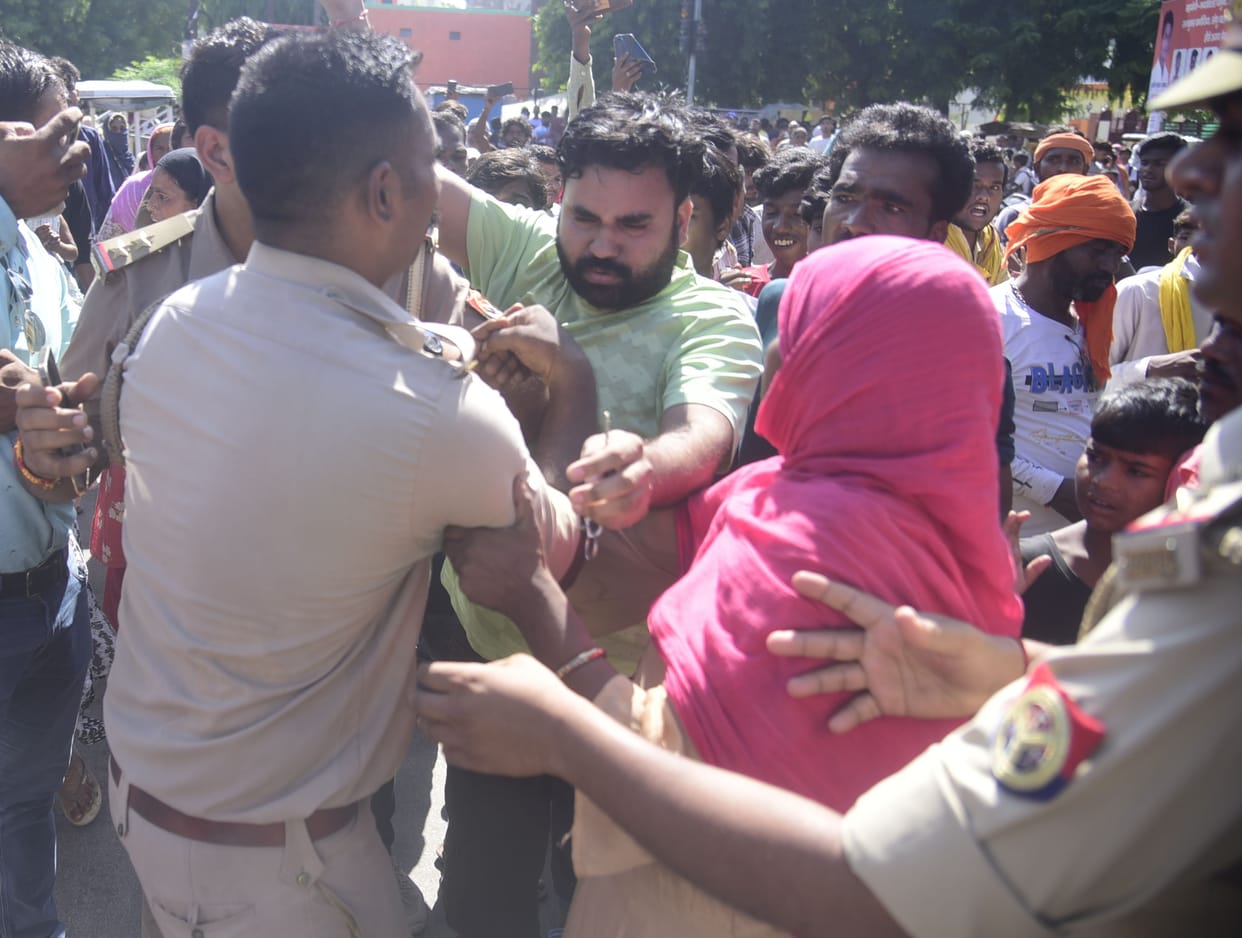 People attacked constable in Lucknow, tried to tear his uniform