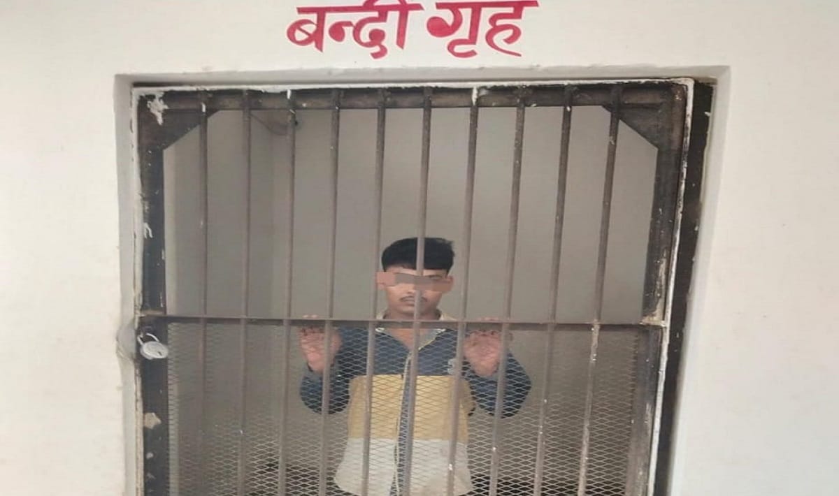 Rinku posed as Jyoti and threatened Mau DM saidWe will show our strength after samajwadi party government