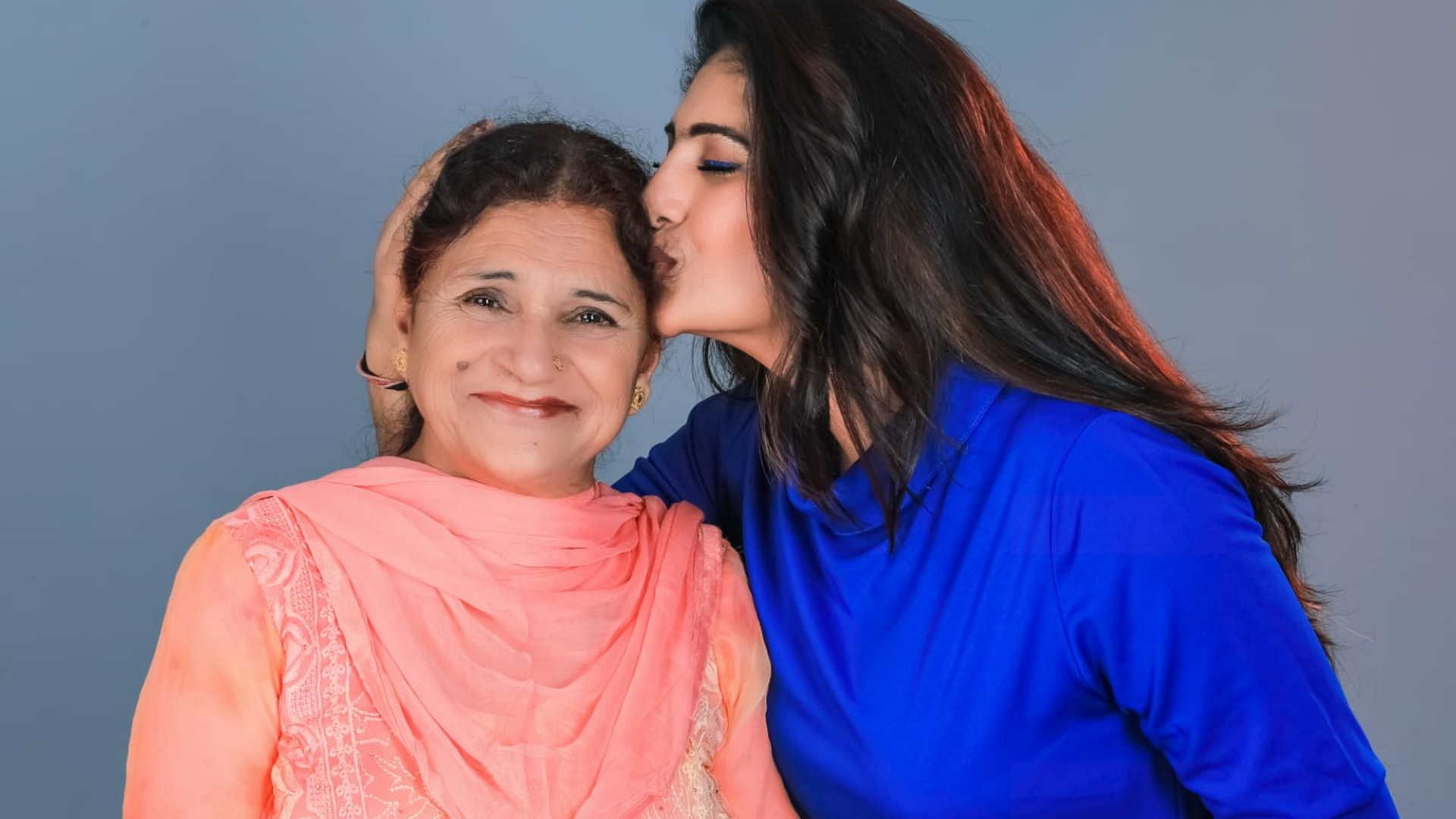 South Famous Actress Neha Saxena Said- My Mother Is My Father My Friends  And My Boyfriend - Amar Ujala Hindi News Live - Neha Saxena:मेरी मां ही  मेरे पिता..मेरे दोस्त...मेरा बॉयफ्रेंड...मंच पर