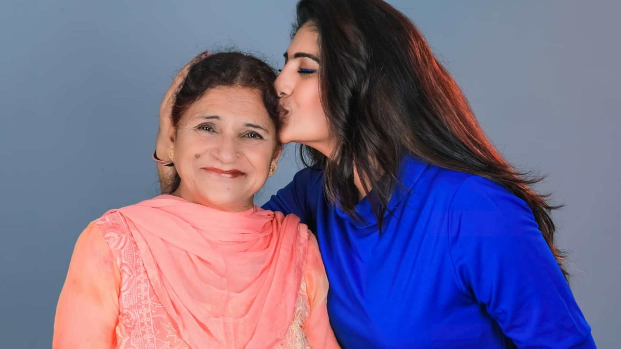 South famous actress Neha Saxena said- My mother is my father my friends and my boyfriend