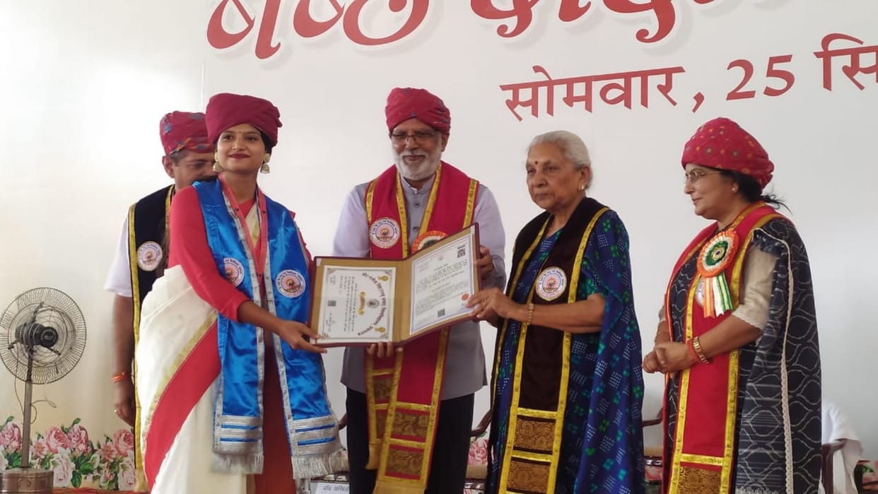 Rajju Bhaiya State University: Governor Anandi Ben awarded medals to the meritorious