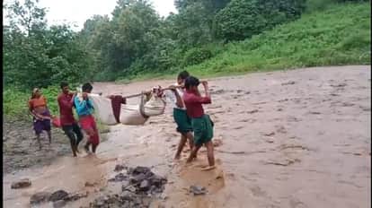 Barwani: When the ambulance did not reach, the pregnant woman had to be carried in a cloth bag
