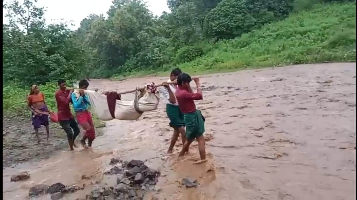 Barwani: When the ambulance did not reach, the pregnant woman had to be carried in a cloth bag
