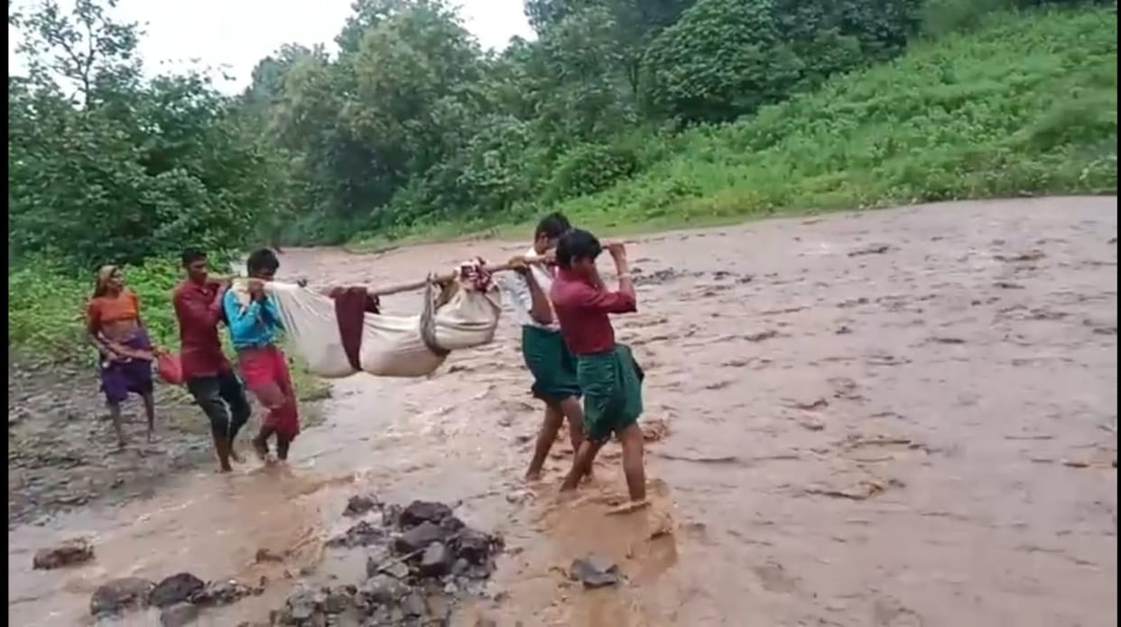 Barwani: When the ambulance did not reach, the pregnant woman had to be carried in a cloth bag