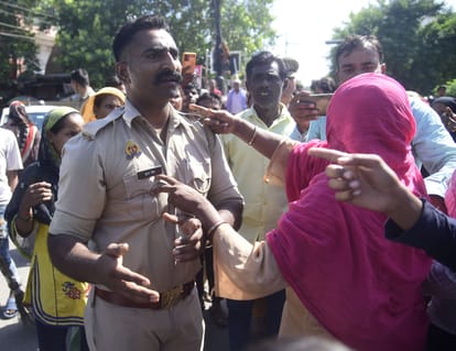 People attacked constable in Lucknow, tried to tear his uniform