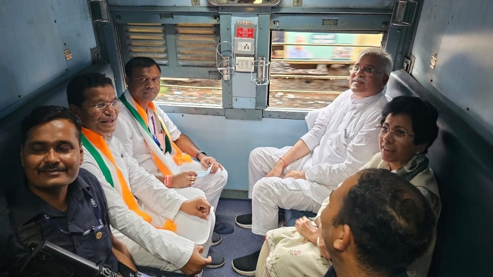 Cong leader Rahul Gandhi boards train for Raipur