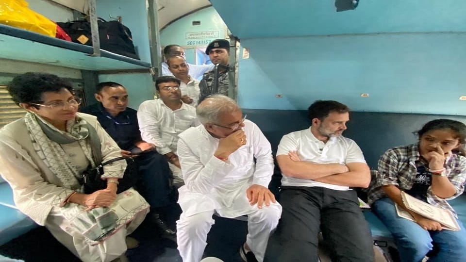 Cong leader Rahul Gandhi boards train for Raipur