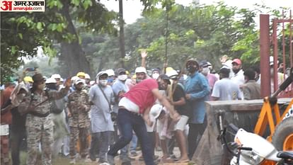 local resident told we used to think that these people conduct satsang Here they are throwing stones at police