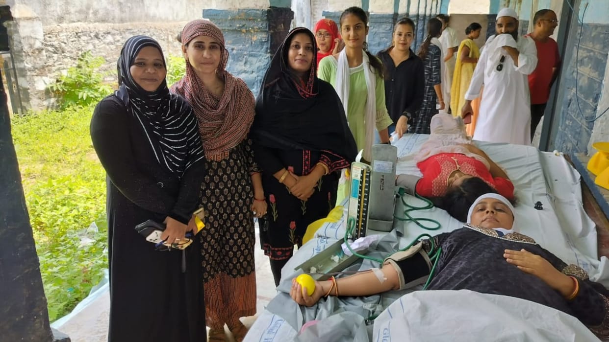Sirohi 35 women and eight couples donated 185 units of blood in Abu Road camp organized Muslim Waqf Committee
