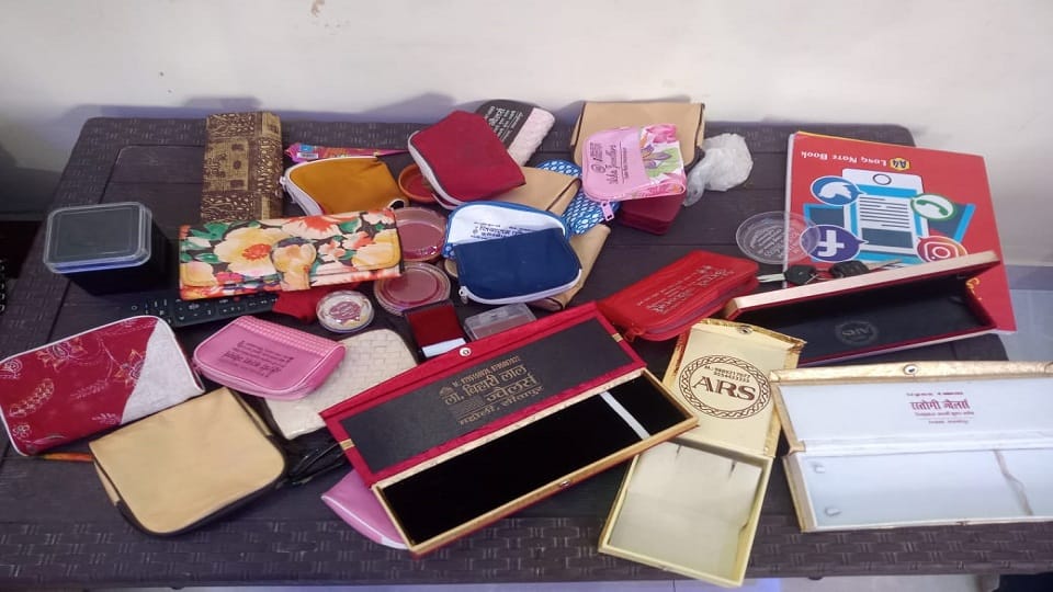 Thieves stole cash and jewelery from the house of assistant professor in shahjahanpur