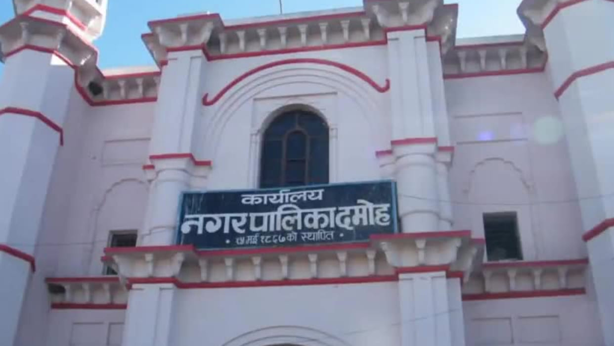 In Damoh, the woman was declared dead in the papers, now she is making rounds of the offices.