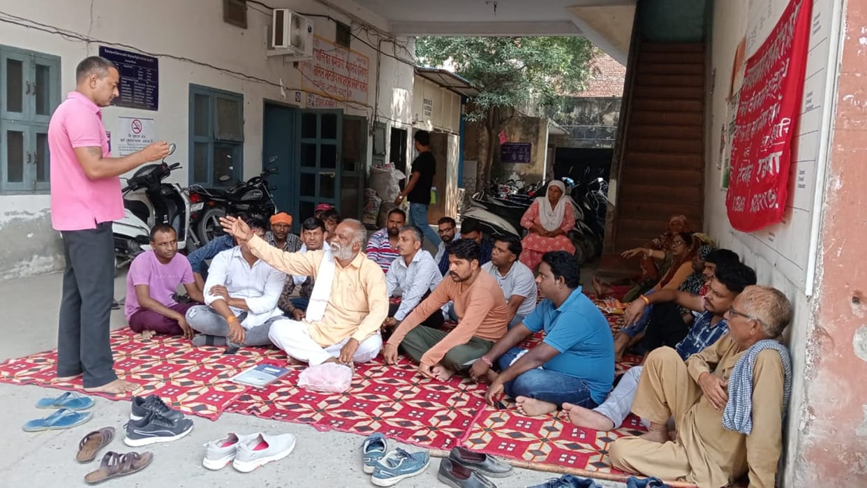 Sonipat: Sanitation and fire brigade workers started serial hunger strike