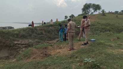 UP: चंबल किनारे खेत में कंकाल नोच रहे थे कुत्ते, चरवाहे पहुंचे तो असल दृश्य देख कांप गए; पुलिस के भी उड़े होश human skeleton was found in field on banks of Chambal river in Agra Police investigating case