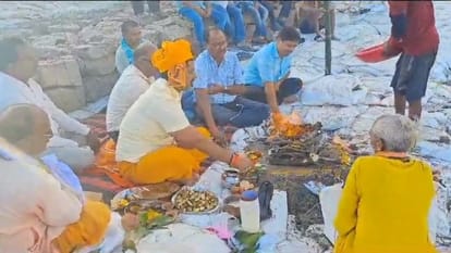 Bihar: गंडक नदी के रौद्र रूप से भयभीत हुए ग्रामीण; इस वजह से लोगों ने गंगा किनारे शुरू किया पूजा-पाठ और हवन Villagers frightened by Gandak's ferocious form in Bettiah; People started havan on Ganga river bank