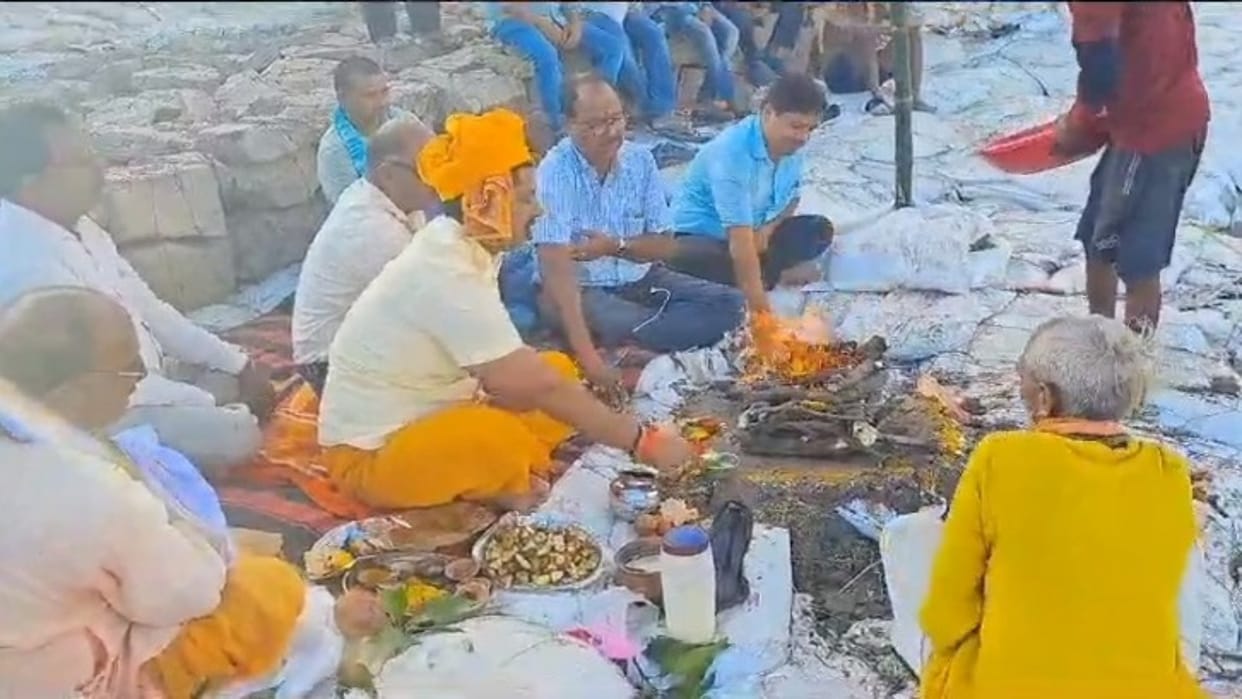 Villagers frightened by Gandak's ferocious form in Bettiah; People started havan on Ganga river bank