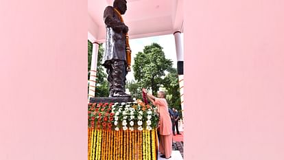Pt Deen Dayal Upadhyay birth anniversay, CM Yogi paid tribute.