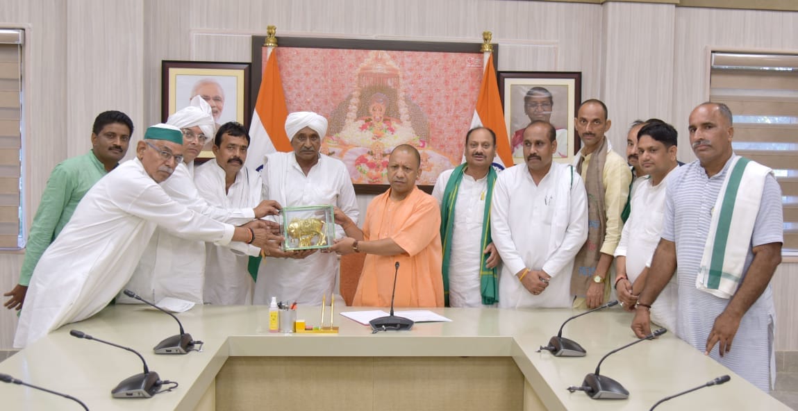 CM Yogi met farmers: Said- Sugarcane price will increase before the start of the session