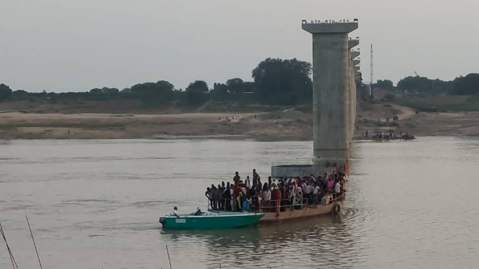 passengers Lives put danger due to steamer breaked in Chambal stream in Agra for third time in four months