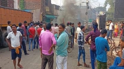 Gaya police beat up Municipal Corporation vehicle driver; Angry employees protested on station road