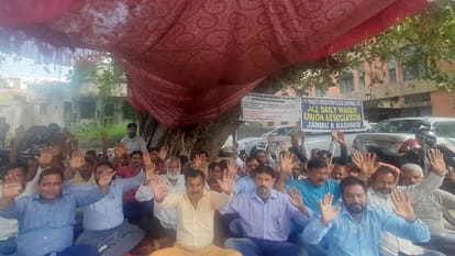 जम्मू: अस्थाई कर्मियों ने अपनी मांगों के समर्थन में फिर किया प्रदर्शन, बोले- कब जागेगी सरकार Jammu: daily wazers workers demonstrated again in support of their demands