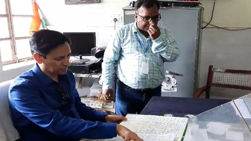Haldwani News Kumaon Commissioner Deepak Rawat Surprise inspection in  government college
